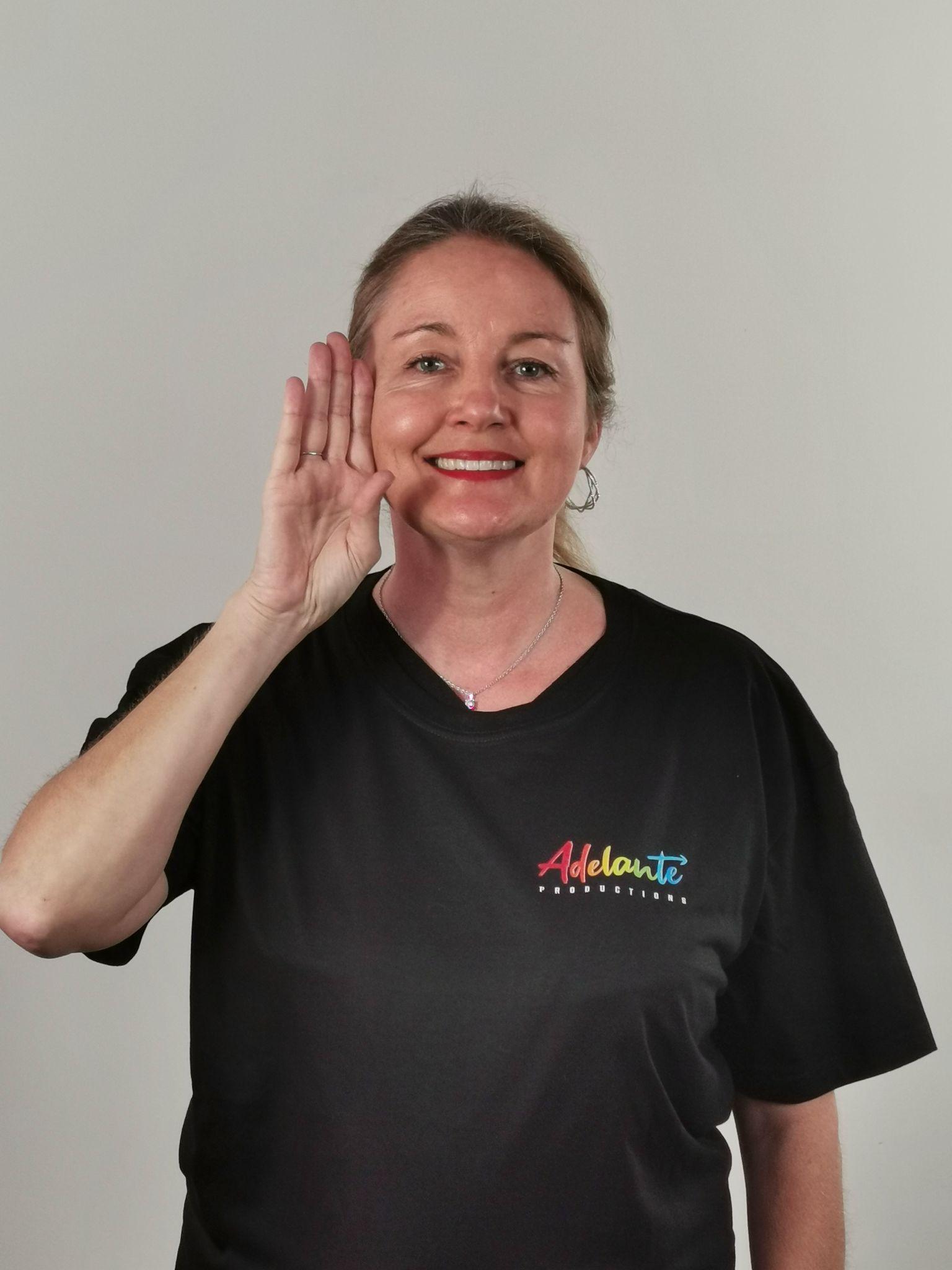 Laure Bailleul faisant le signe s'il vous plaît