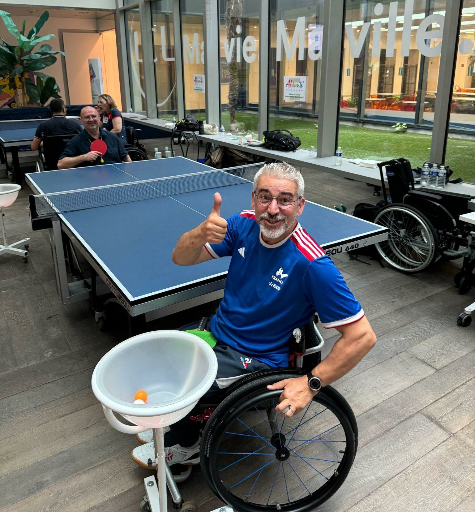 emeric martin lors d'un événement para-tennis de table
