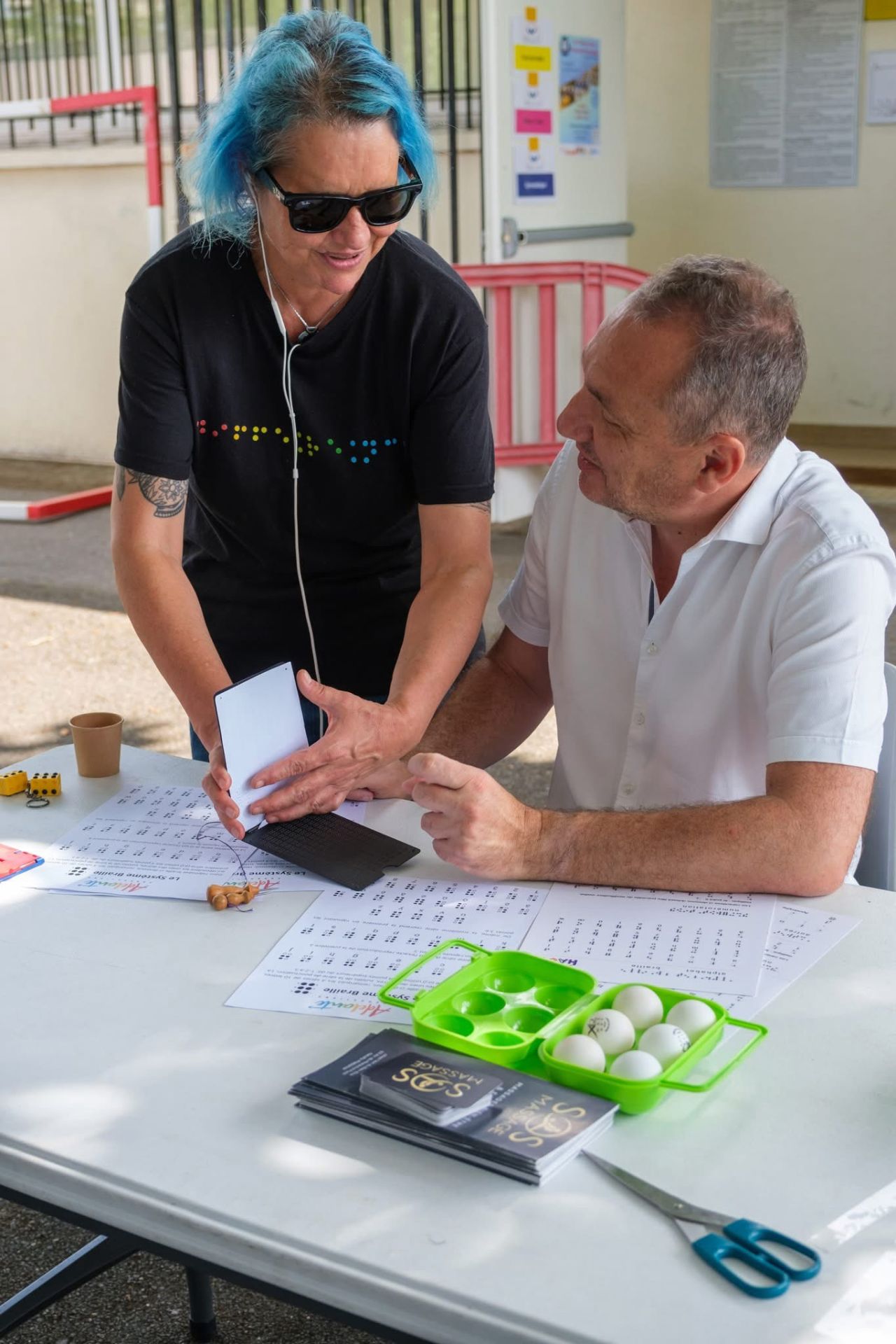 florence aubert lors d'un atelier braille avec le maire de Villejuif