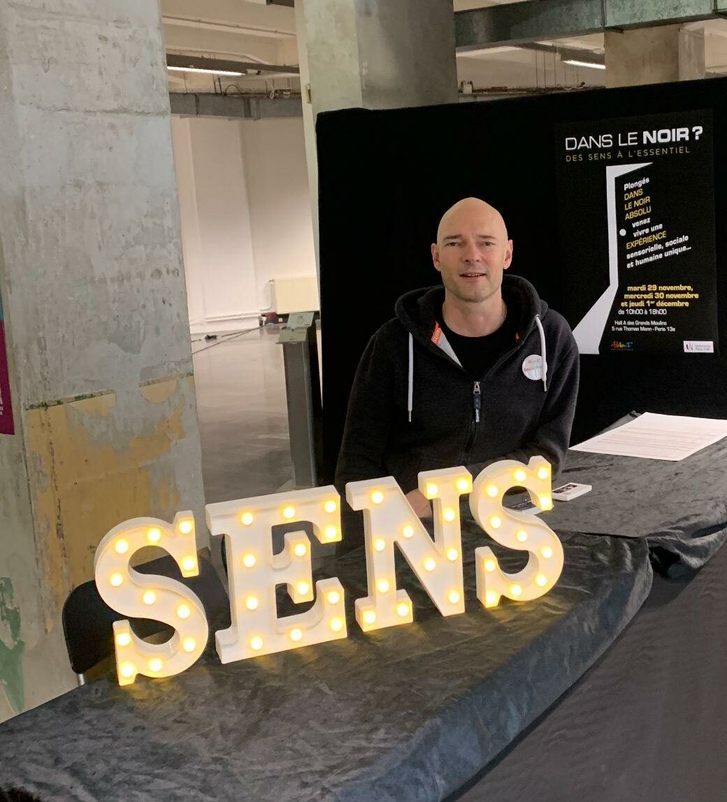 gilles leroux à côté de la Boîte Noire