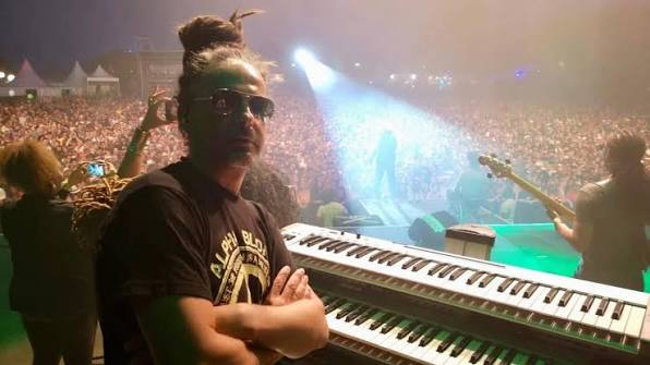 loran romain pendant un concert, devant son piano et la foule