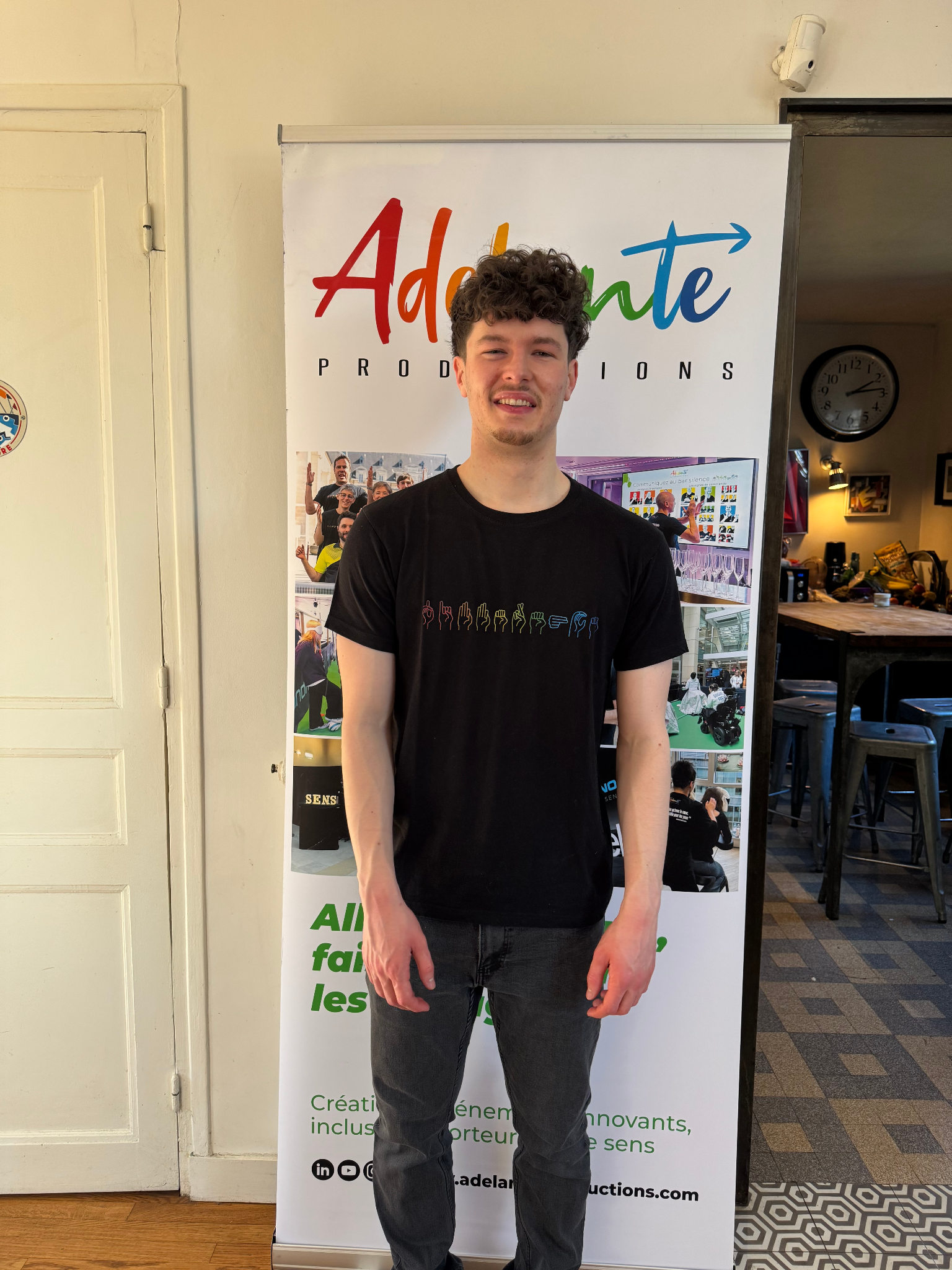 Lucas Clever devant le kakemono Adelante