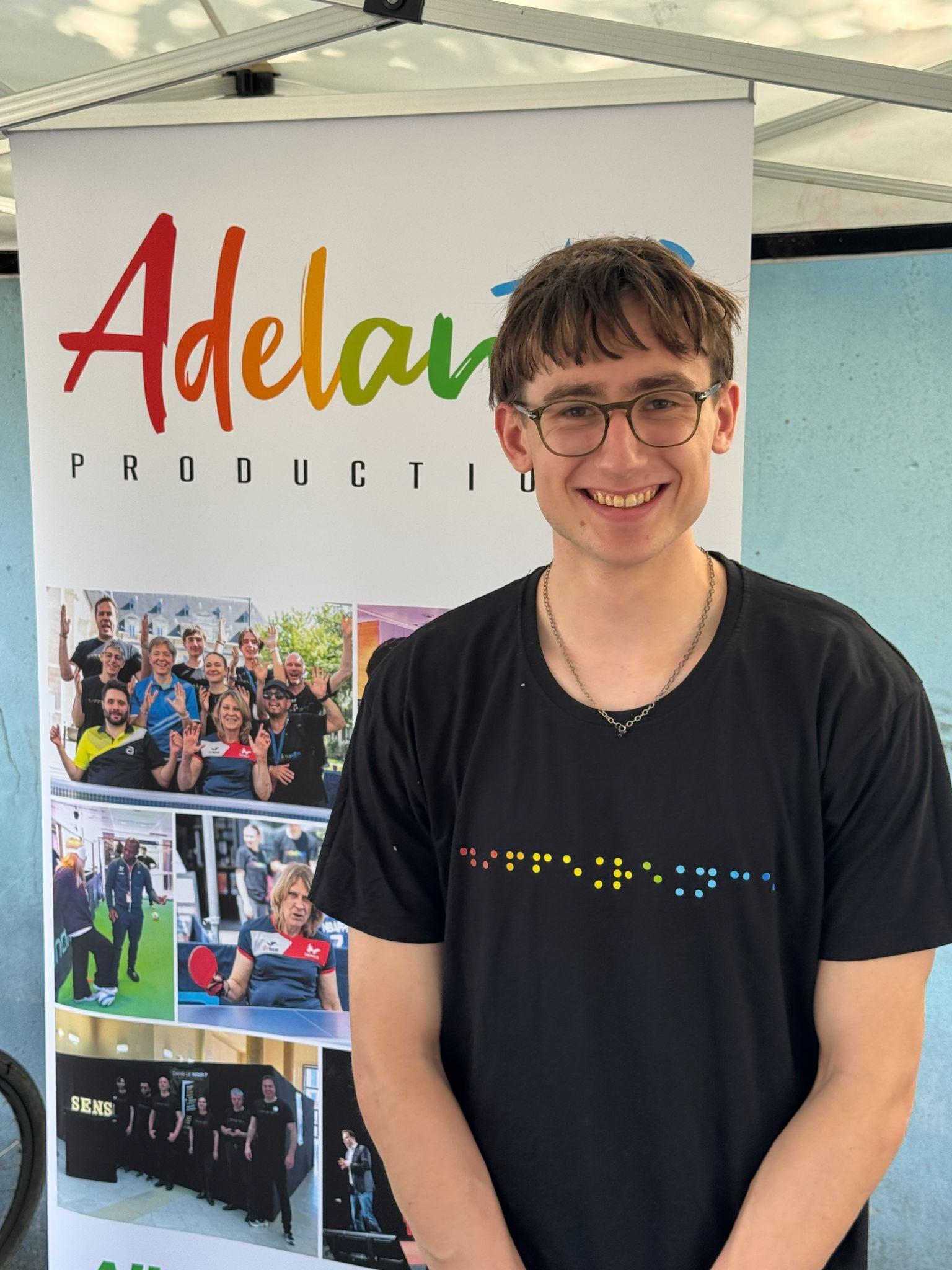 max roszczka devant le kakemono Adelante