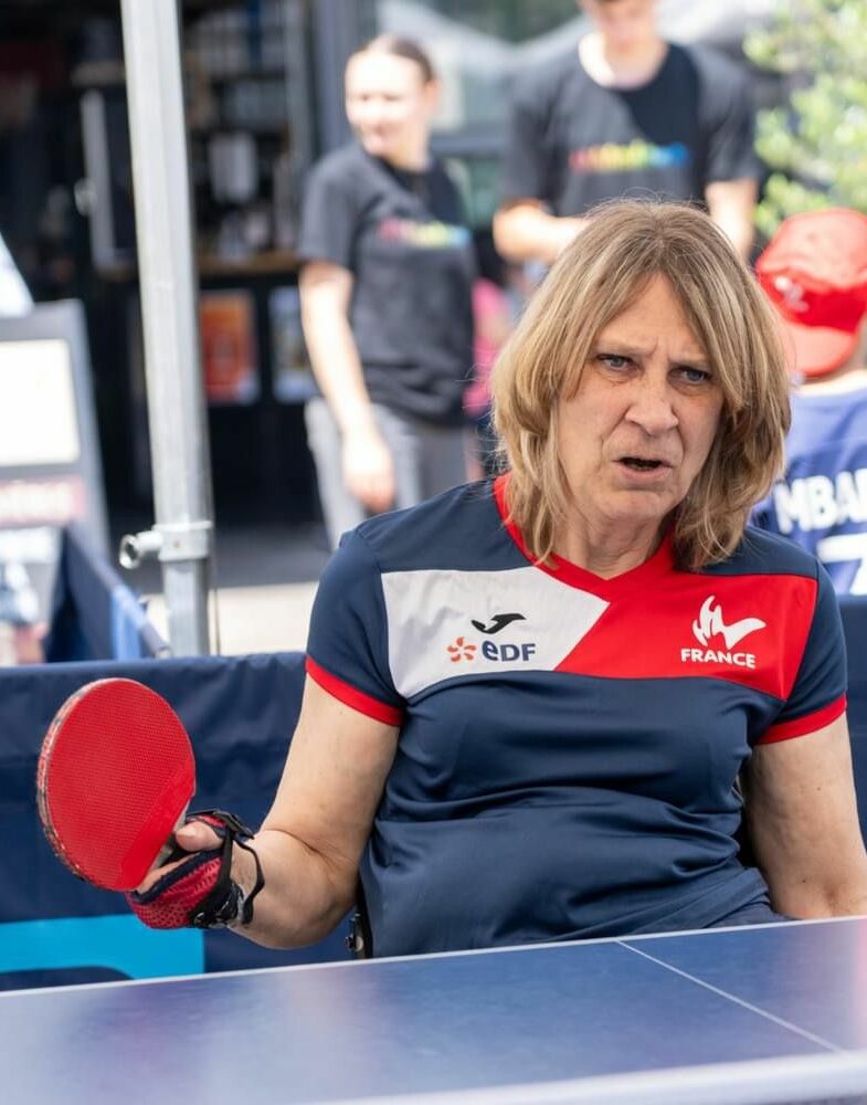 florence sireau jouant au tennis de table