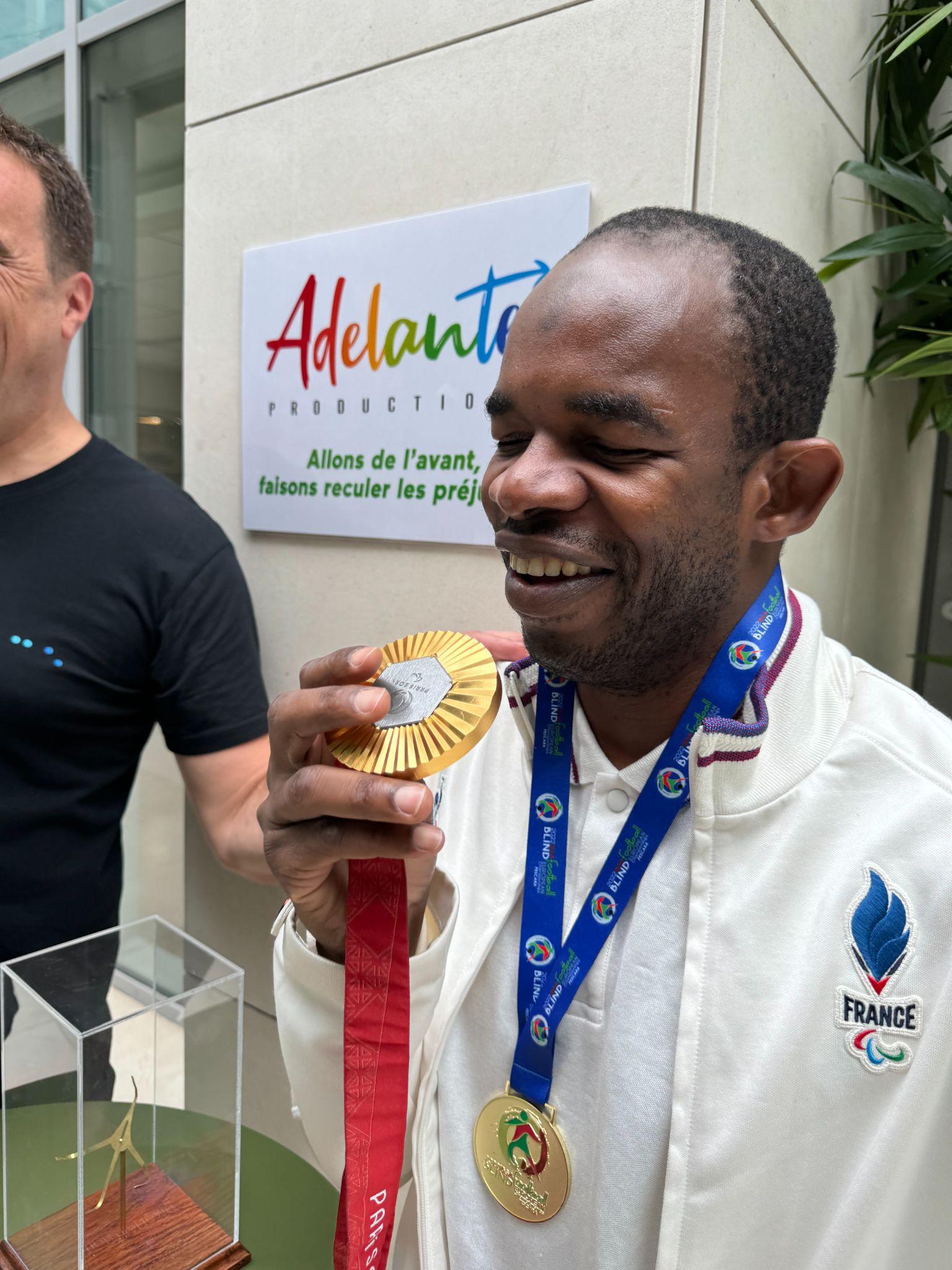 tidiane diakité avec sa médaille d'or des Jeux Paralympiques de Paris 2024